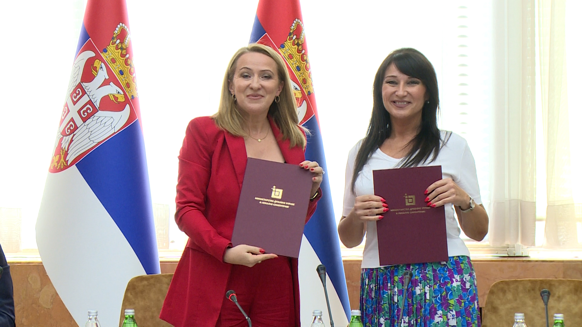 Beograd, ministarka drzavne uprave i lokalne samouprave Snezana Paunovic, u prisustvu predstavnika nagradjenih lokalnih samouprava potpisala je ugovore o dodeli sredstava jedinicama lokalnih samouprava, pokrivanje